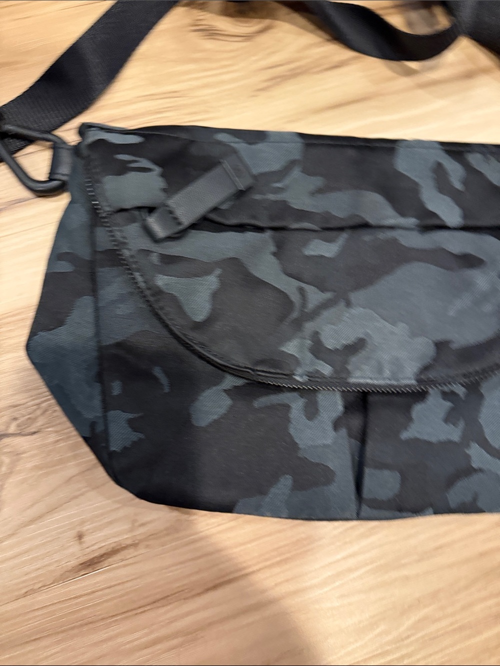 lululemon athletica Black & Dark Gray Camo Crossbody Belt Bag - Picture 3 of 6